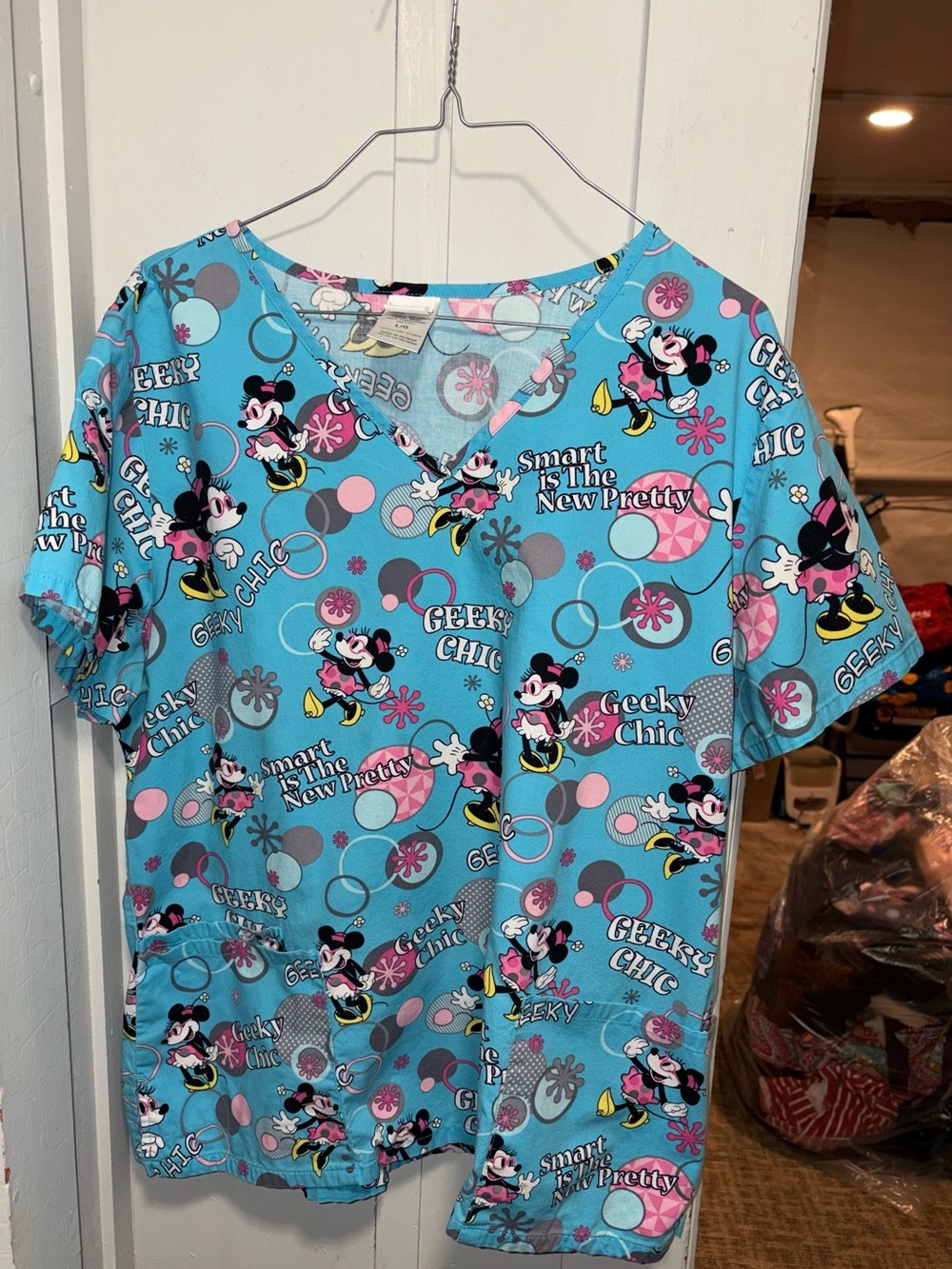 Disney women’s scrub Minnie Mouse top size L